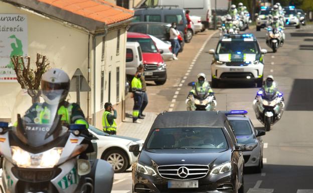 La directora general de la Guardia Civil entrega la Cruz del mérito de la Benemérita a la viuda del motorista fallecido en Salamanca