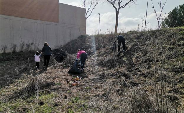 Los vecinos del barrio de Los Alcaldes de Salamanca, hartos de la basura que generan los botellones