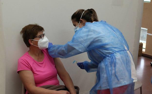 Más de seiscientos segovianos nacidos en 1956 se 'pincharon' en la primera tanda de la vacunación masiva