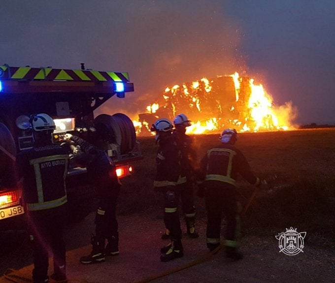 Los bomberos trabajan en un incendio de pacas de paja en Burgos