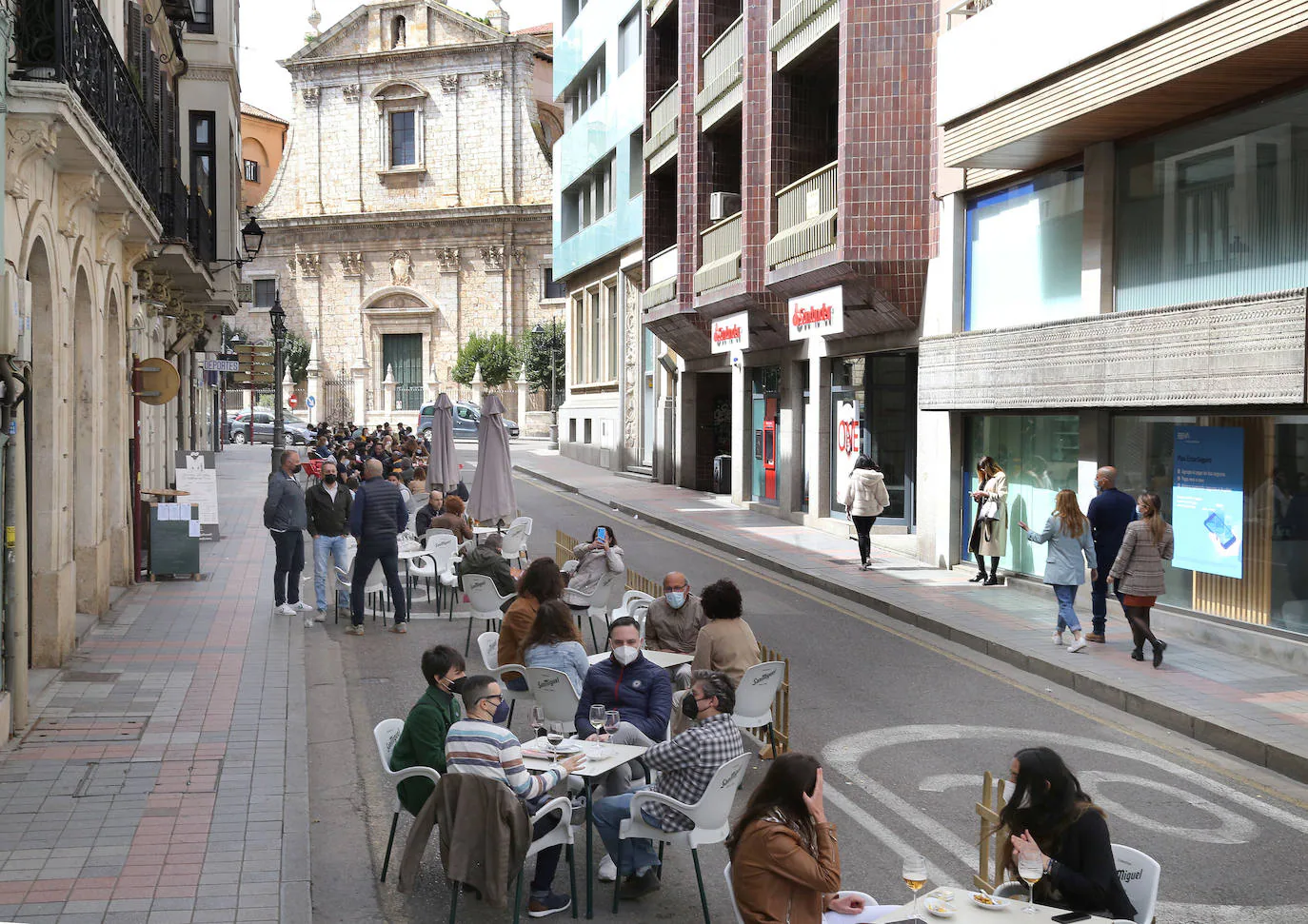 Mesas en Don Sancho y La Cestilla, calles cerradas al tráfico los fines de semana
