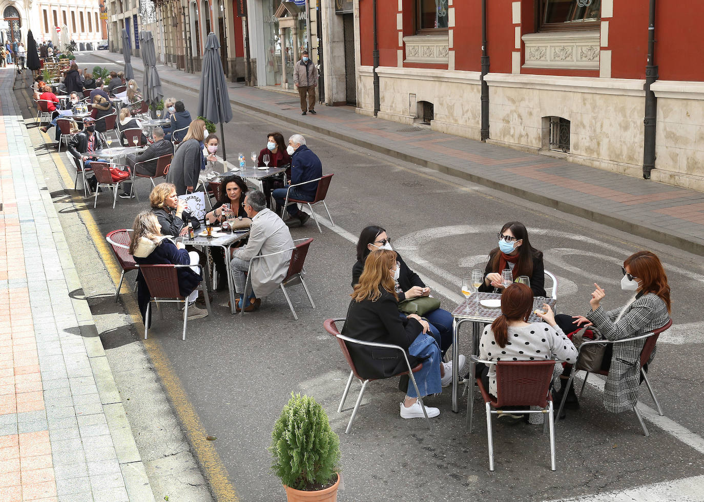 Las peticiones de terrazas superarán las 300 en Palencia en un sector que acumula 24 cierres