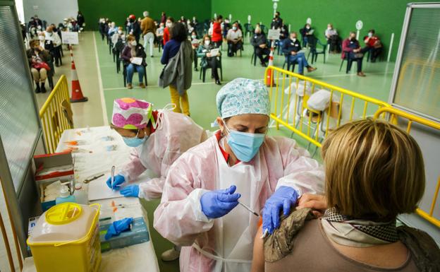 La Junta vacuna a más de 1.300 personas de entre 60 y 65 años en Ciudad Rodrigo