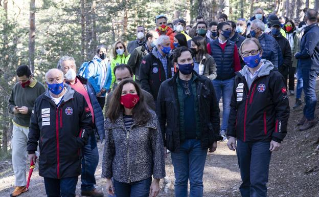 Concentración contra el «atentado hacia los esquiadores» que supone el cierre de Navacerrada