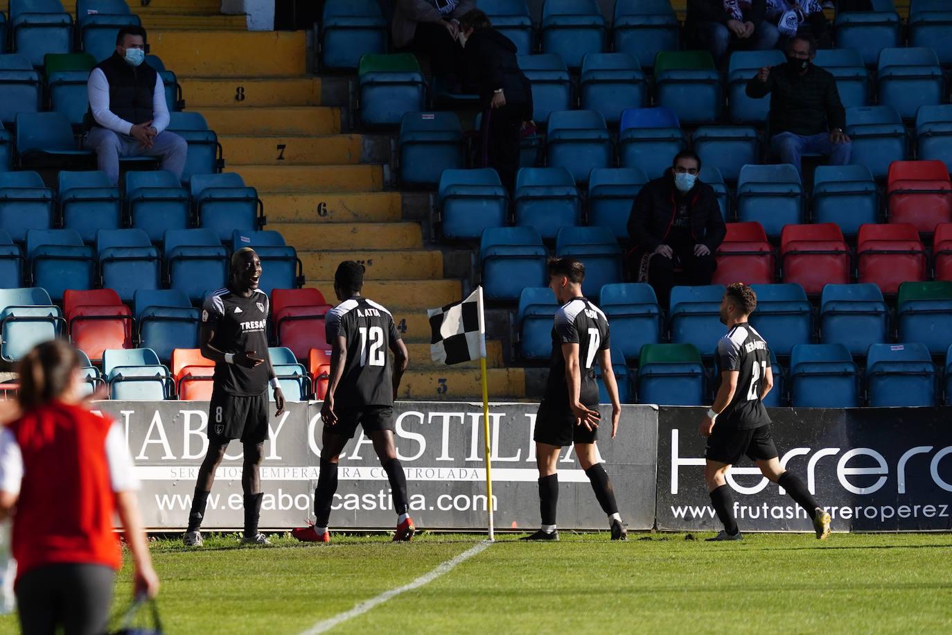 Un jugador del Lealtad denuncia gritos racistas en la celebración del gol en el Helmántico ante el Salamanca UDS