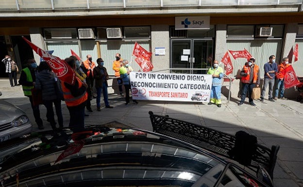 Los trabajadores de ambulancias abulenses se manifiestan «por la equiparación salarial» y «el reconocimiento profesional»