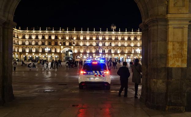 Dos detenidos en Salamanca por facilitar la huida de dos jóvenes que no llevaban mascarilla