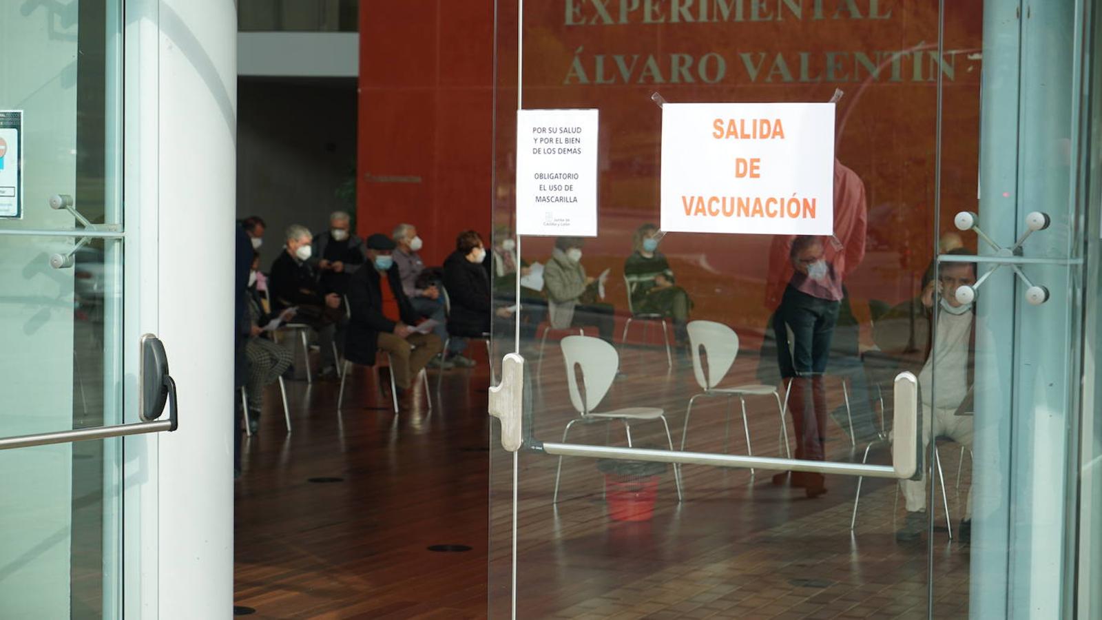 Vuelven las colas al Miguel Delibes para recibir la vacuna de AstraZeneca