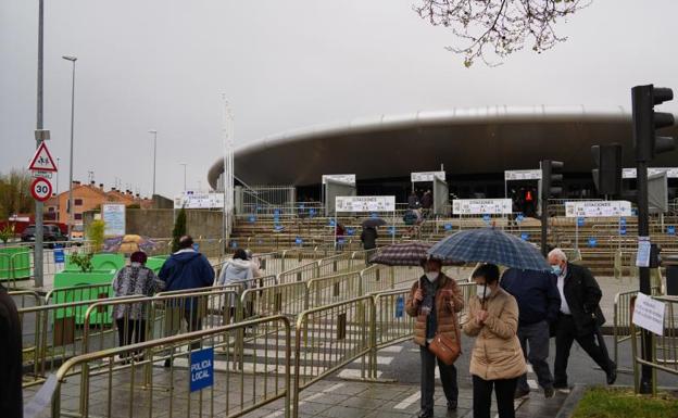 La lluvia de la mañana ordena y reduce las colas en los accesos del Multiusos de Salamanca para la vacunación masiva