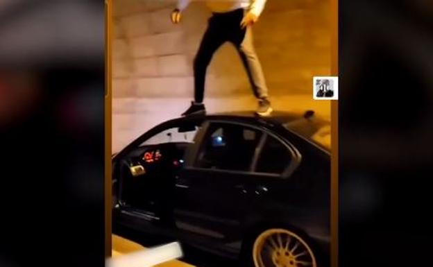 Investigado por grabarse bailando en el techo de su coche en marcha