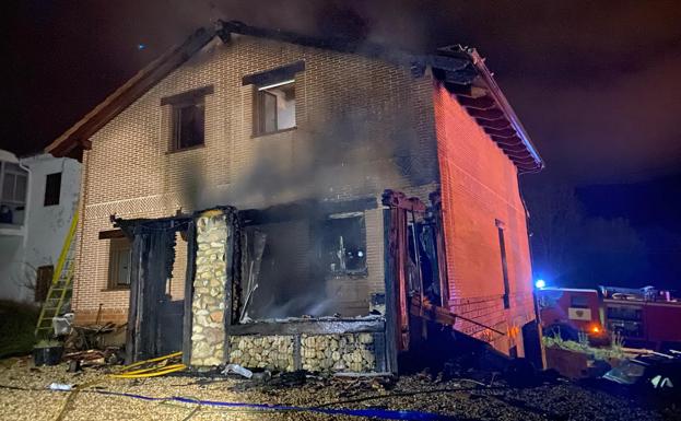 Los Bomberos de León se desplazan 29 kilómetros para sofocar un incendio en Alcedo de Alba