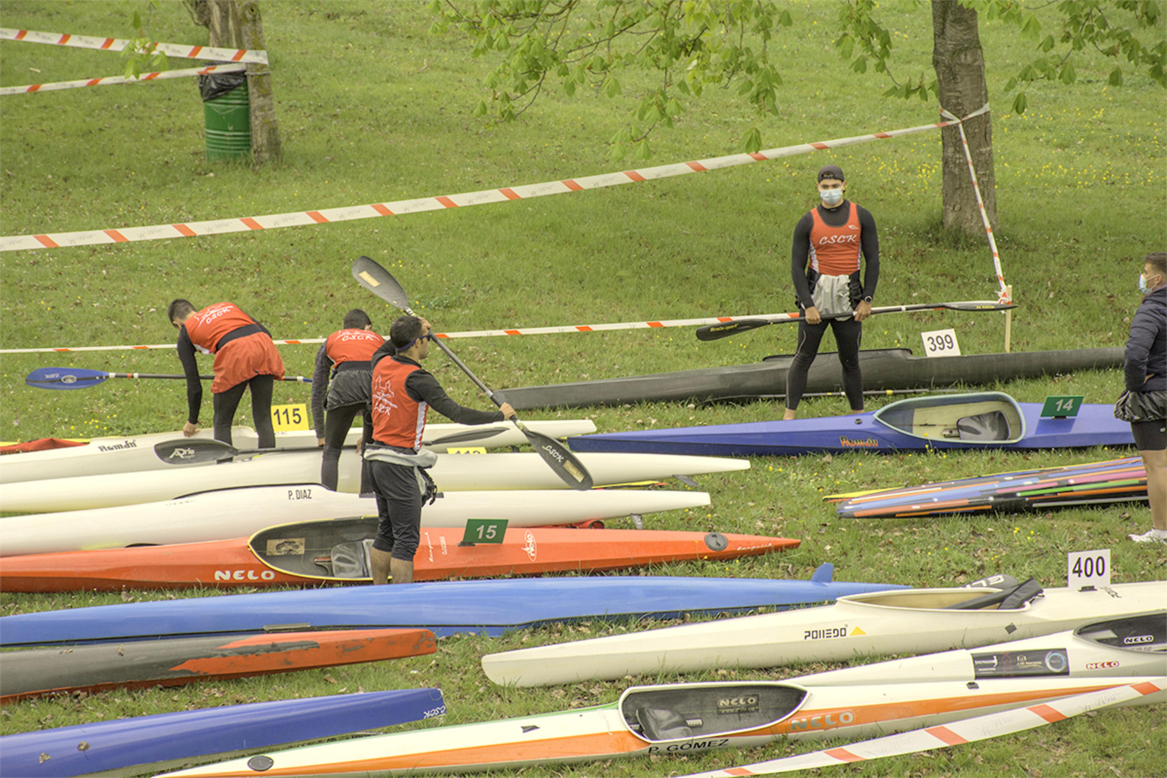 Las piraguas toman el río Pisuerga a su paso por Torquemada