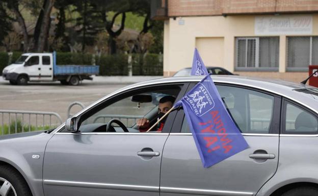 Marcha de vehículos en Peñafiel para reivindicar la construcción de la Autovía del Duero