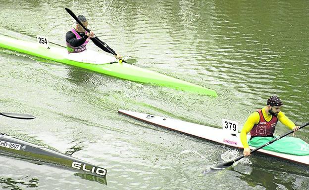 Emilio Merchán conquista con su piragua el río Pisuerga en Torquemada