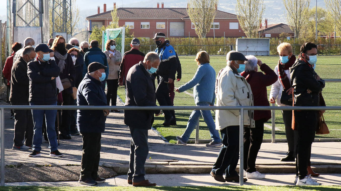 Reparto de mascarillas en el pabellón Pedro Delgado