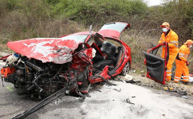 Un muerto y dos heridos graves en un choque frontal entre dos turismos en León