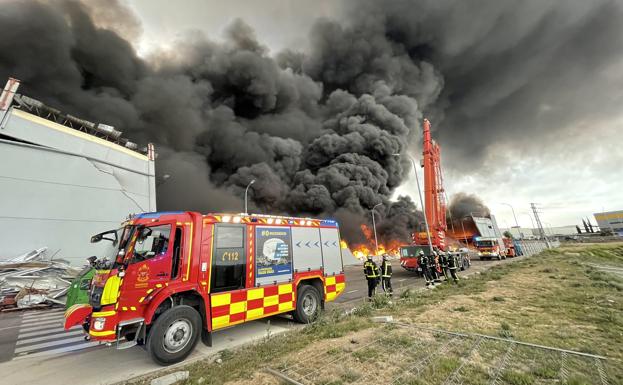 Declarado un importante incendio en un polígono de Toledo