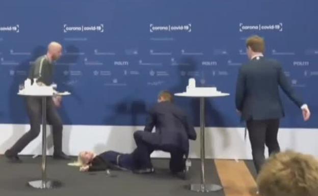 Vídeo: la directora de la Agencia del Medicamento de Dinamarca se desmaya en plena rueda de prensa