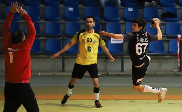 El BM Salamanca planta cara al líder en su casa hasta el final (29-25)