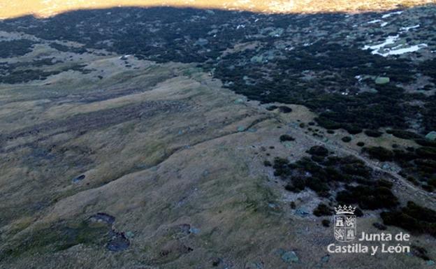 El Grupo de Rescate de Protección Civil auxilia a una senderista lesionada en la Laguna del Duque, en Gredos