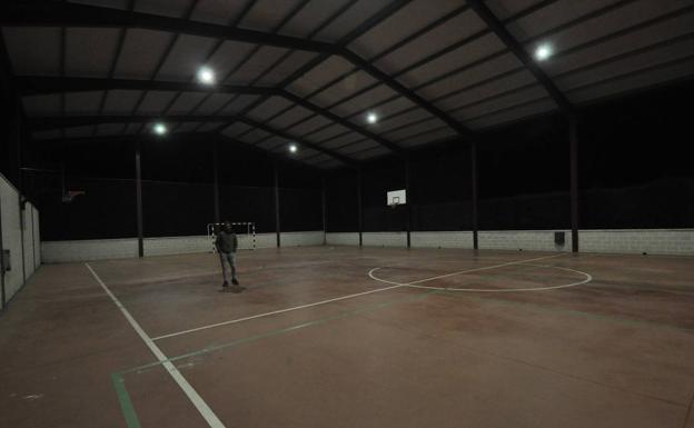 Carrascal de Barregas renueva la iluminación de la pista cubierta