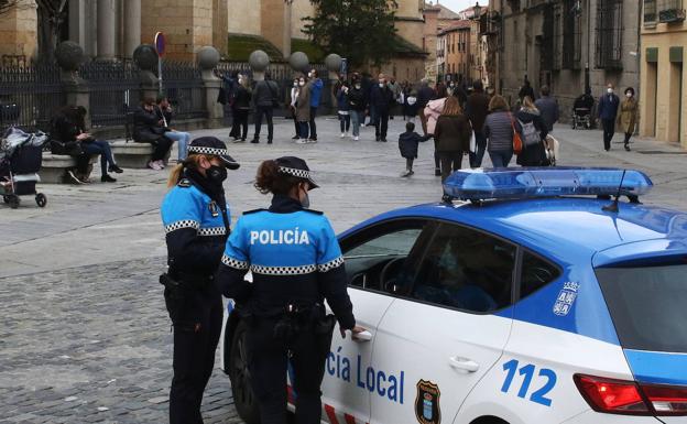 La Policía Local de Segovia pone 32 multas durante el fin de semana por saltarse el toque de queda