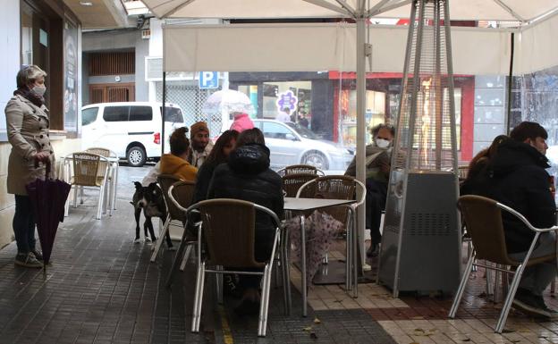 La hostelería de la capital segoviana, Riaza y Palazuelos seguirá con sus interiores cerrados