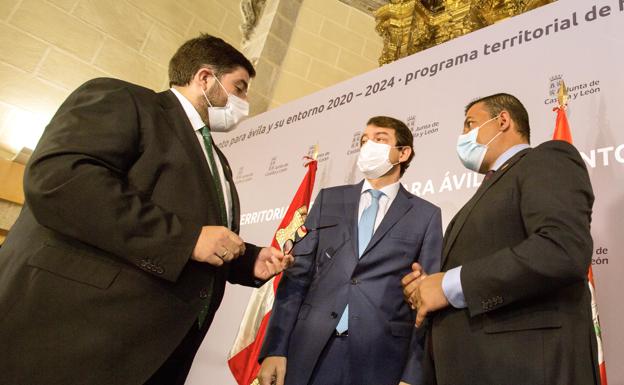 Mañueco negocia personalmente el apoyo de Por Ávila que le garantizaría la mayoría en las Cortes