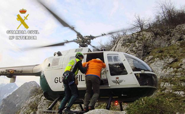 Rescatados dos montañeros en la vertiente leonesa de Picos de Europa tras quedar enriscados