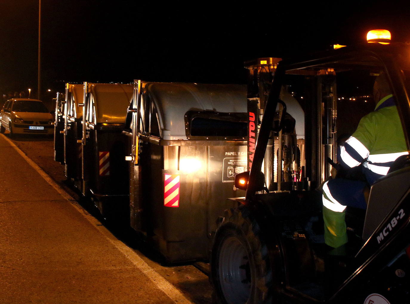 Queman uno de los nuevos contenedores de cartón en la calle Almira