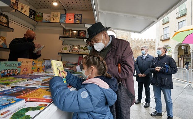 Inaugurada la Feria del Libro en la Plaza de Santa Teresa en Ávila