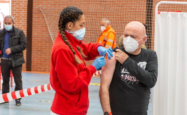 939 vecinos de Palencia de 62 años reciben la primera dosis contra la covid en Campos Góticos
