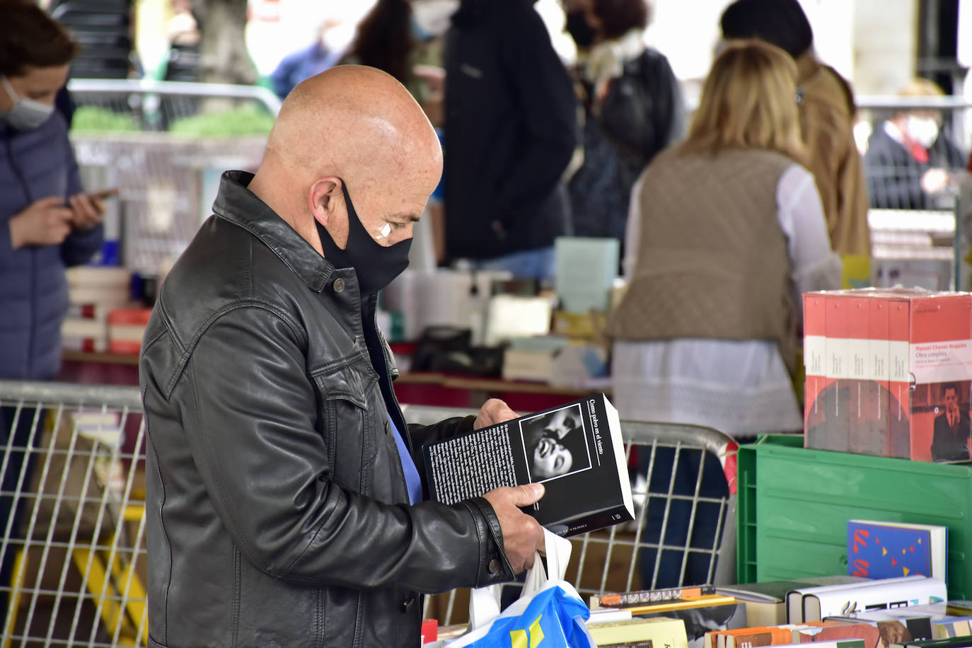 Colas en el centro de Valladolid el Día del LIbro