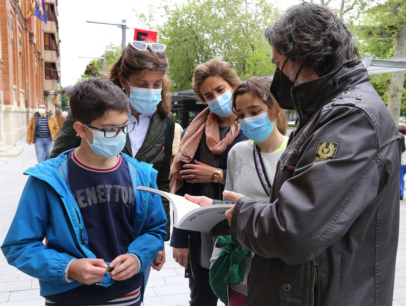 Los palentinos se echan a la calle para celebrar el Día del Libro