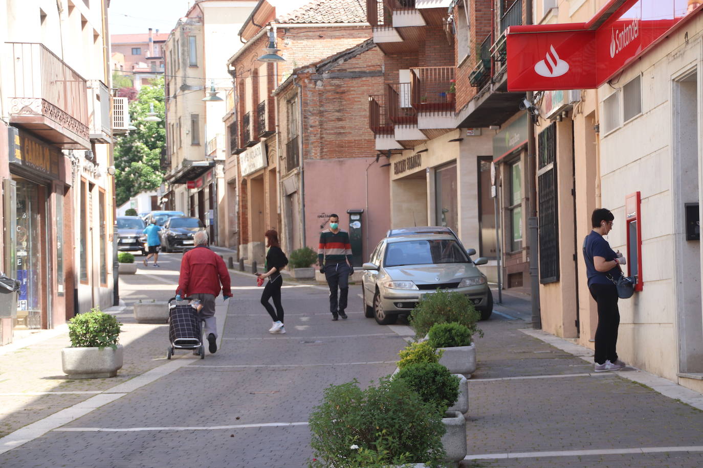 La campaña 'Haz Piña' logra la aprobación de comerciantes y clientes cuellaranos