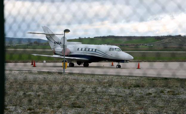 En busca del propietario del avión varado en el aeropuerto de Burgos desde 2013