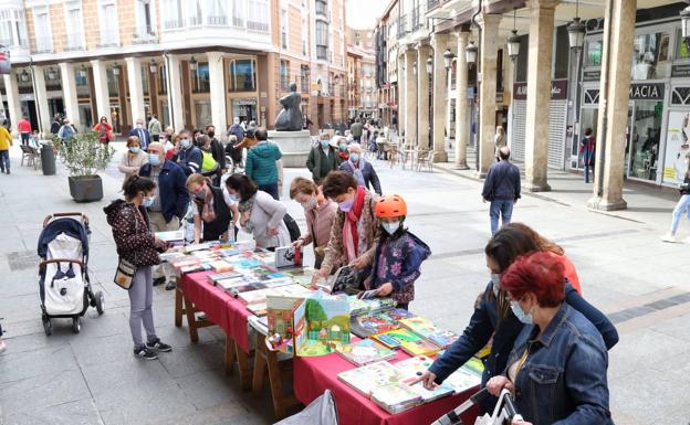 Colas para volver a celebrar el Día del Libro en las calles de Palencia