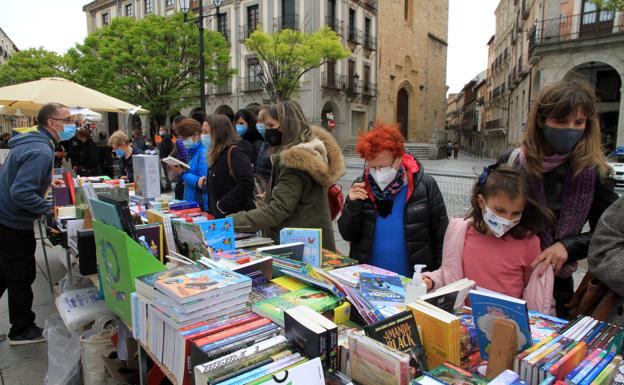 Segovia celebra el Día del Libro entre homenajes y descuentos