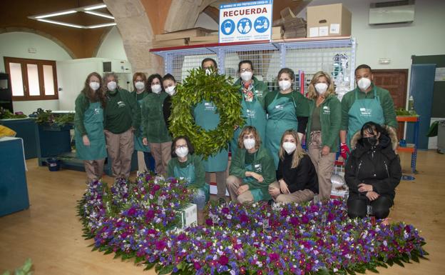 Alumnos de un curso de floristería elaboran el tapiz floral para conmemorar la rebelión comunera