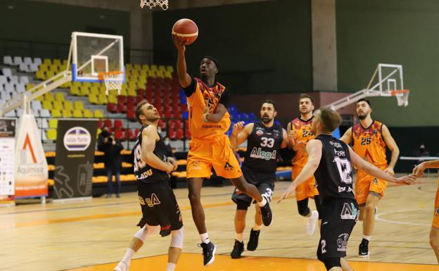 Aquimisa reacciona y se jugará la permanencia en Carbajosa (64-64)