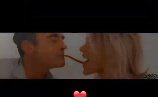 Enrique Ponce y Ana Soria juegan con un regaliz y acaban protagonizando un beso de película