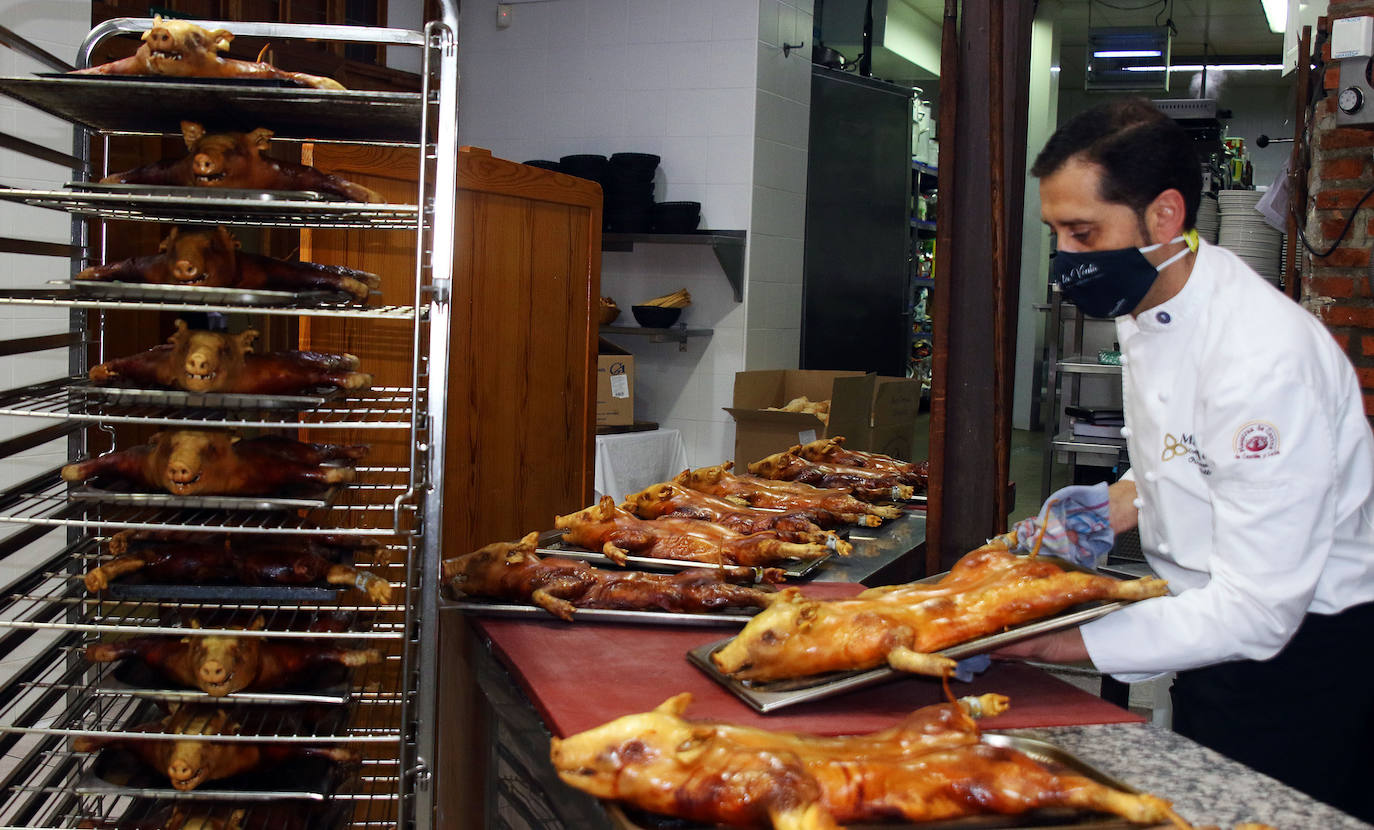 «Ahora sigue habiendo música y los invitados disfrutan de las copas, pero sentados en la mesa»