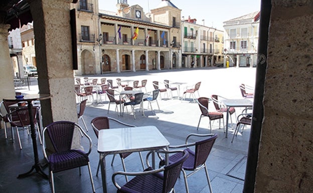 Abre el interior de los bares en El Burgo de Osma pero cierran en Almazán porque aumenta la incidencia
