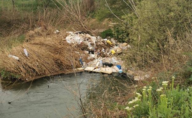 Denuncian el vertido de basuras junto al río Esgueva, en un tramo del Sendero Verde en Valladolid