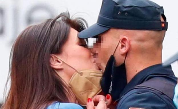 Sonia Ferrer se funde en un apasionado beso con su nueva pareja