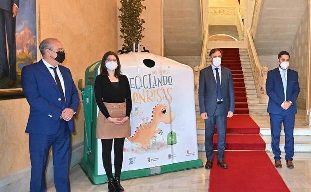 Junta y Ecovidrio donan 18.000 euros para «humanizar» el aula hospitalaria del Clínico de Salamanca