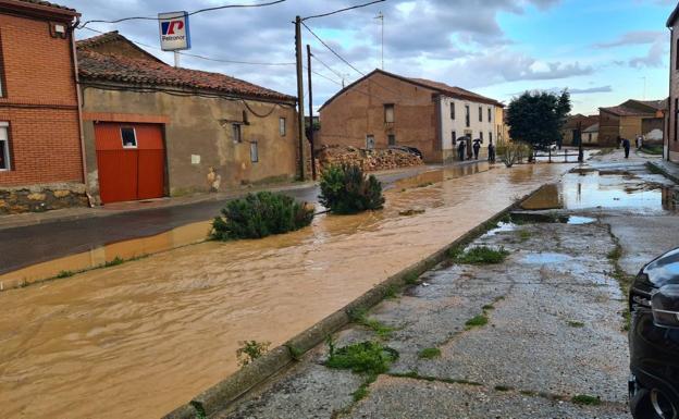 Una tromba de treinta litros desborda el arroyo y anega las calles de Villardefrades