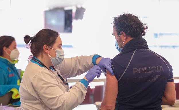 La Generalitat vacunará desde el lunes a policías nacionales y guardias civiles