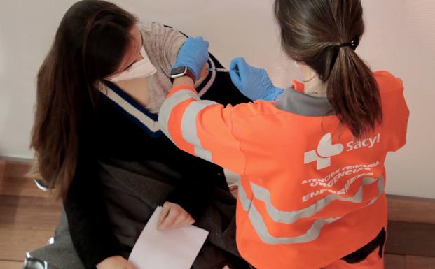 La inmunización de los sanitarios reduce a 27 los contagios de covid tras haber acumulado 7.646 casos