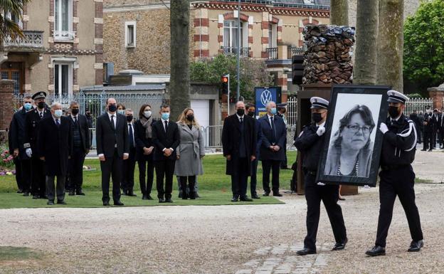 Francia homenajea a la policía asesinada por un yihadista